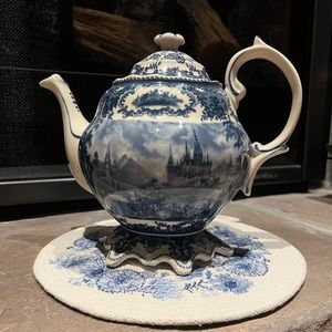 Antiche Riproduzioni (Italian Designer) Vintage Porcelain
Teapot AND Trivet